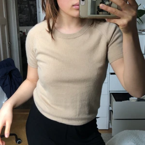 Kaahmir tröja  - Jättesöt Kashmir tröja. Den har ett pyttelitet hål på baksidan (som jag lagat), men absolut inget man lägger märke till💞💞. Kan frakta/mötas upp. Fraktkostnad tillkommer. 