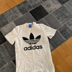Adidas t-shirt  - En vit adidas t-shirt den är som ny men skrynklig då den legad i min garderob bara! Storlek s men den är jävligt lång i storleken