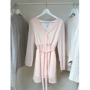 Klänning från Nelly  - Ljusrosa klänning från Nelly i storlek S, passar XS med. Köparen står för frakt!