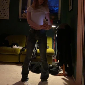 As snygga Replay jeans - Säljer mina as fina bootcut replay jeans. Dem är i toppen skick och har inga tecken på användning alls! Jeansen är bootcut och lowwaist. Dem har blåa rhinestones på ena bakfickan och har en mörkare jeansfärg vid bakfickorna vilket är as snyggt😋 Jag på fotot är 163 men passar folk som är längre än mig också☺️ startat en budgivning ( höjj med minst 10 kr från det senaste budet). Högsta bud: 270 + frakt. Går att köpa jeansen direkt för 350kr + frakt. 