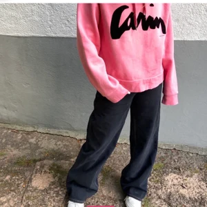 Hoddie - Säljer denna snygga hoddie från Carin Wester. Köpt hör på Plick och de är den gamla köparens bilder. Har tyvärr inte kommit till användning. Bilderna stämmer in väldigt bra hur den sitter på!