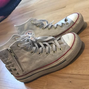 Converse platå  - Små smutsiga vita Converse med platå. Kan skickas!