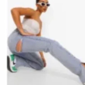 bootcut/ vida jeans - bootcut jeans med slitning vid slutet av benet och hål på baksida lår❤️ köpta här på Plick men var för stora. Nypris 540 , kan sälja för kring 200+  . Strl 38/S/M