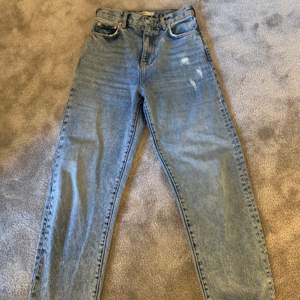 Super sköna mom jeans från GinaTricot. Har tyvärr växt ur dom, men de sitter JÄTTE snyggt! Buda från 160kr eller köp direkt för 200kr. Köparen står för frakt!