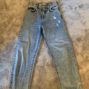 Super sköna mom jeans från GinaTricot. Har tyvärr växt ur dom, men de sitter JÄTTE snyggt! Buda från 160kr eller köp direkt för 200kr. Köparen står för frakt!