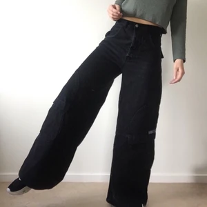 Criminal Damage - Fantastiska vida jeans, har fått lägga upp dom eftersom dom är lite skadade nedtill. Kan skicka bilder på det vid intresse. 80cm i midja