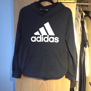 Adidas hoodie - En svart adidas original hoodie i storlek s. Begagnad