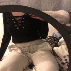 svart långärmad tröja med snörning från ginatricot. Storlek: XS 