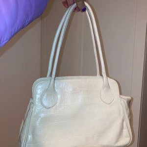 Axelväska - En vit axelväska, frakt ingår i priset :)