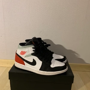 Jordan 1 mid  - 😀