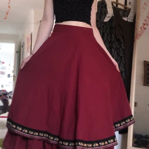 röd kjol - fin röd maxikjol med volang och litet mönster längst ner🌹 den har även fickor knäpps med blixtlås samt knapp högst upp (ganska så tajt i midjan, ca 65cm), jättesöt tycker jag, känns romantisk💖 (frakt tillkommer🦝)