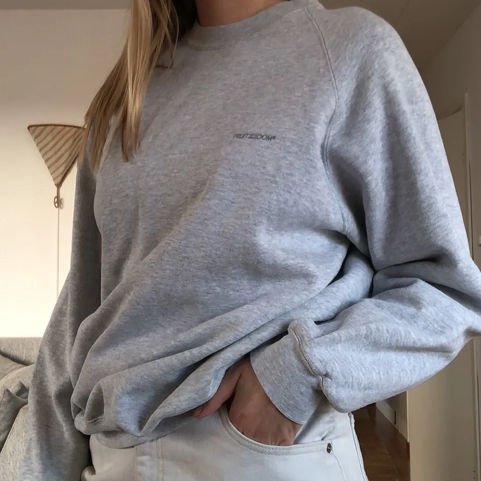 Sjukt snygg grå sweater från Fruit of the loom, som tyvärr inte kommer till användning, jättefint skick och sitter perfekt oversized (jag brukar ha M). Köparen står för frakt 🤍. Hoodies.