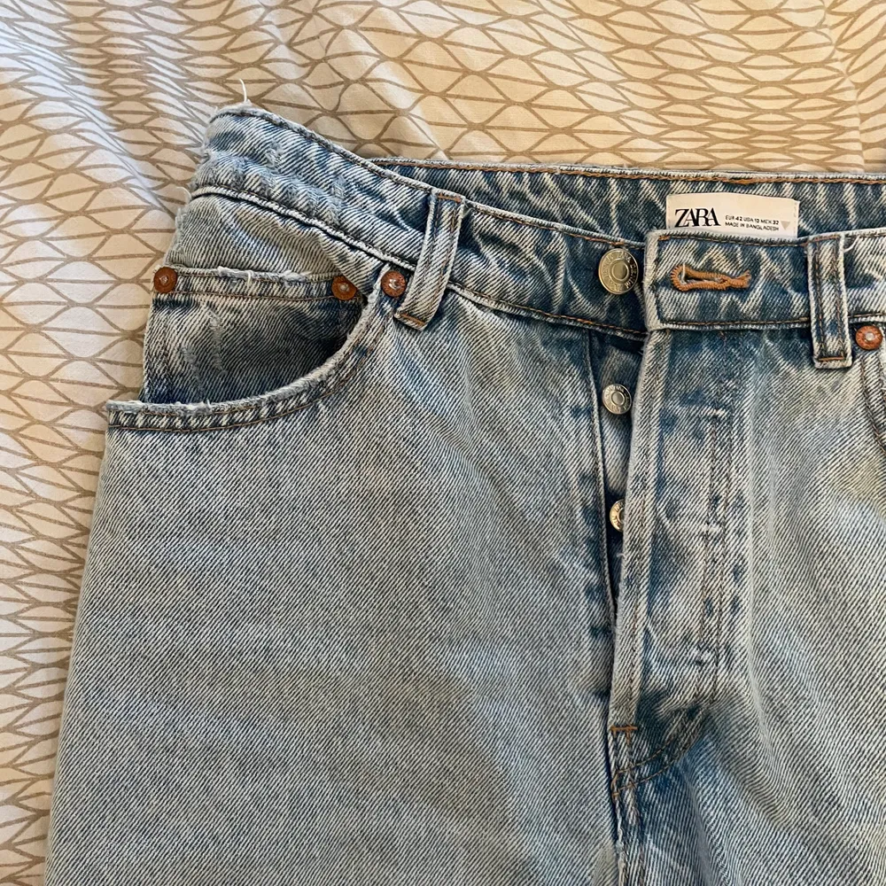 Mom jeans från Zara. Ankellånga. Använda så en aning uttöjda, men små i storlek från början. Bra skick annars🌸 Pris kan diskuteras.. Jeans & Byxor.