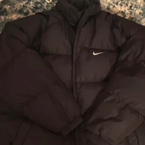 Nike jacka ,storlek :M - KÖPTE DEN HÄR JACKAN , den var för stor så därför säljer jag den vidare . Köpte den för 1500 men säljer för 1000 .