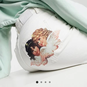 Fiorucci Jeans - Oanvända jeans från Fiorucci, däremot är prislappen avklippt. Ordinariepris är cirka 2000 kr. Raka ben, lite högre midja. Frakt tillkommer 💕