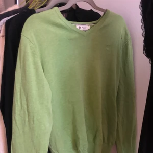 Grön långärmad tröja  - Jättefin tröja köpt secondhand!! Använder tyvärr sällan så därför säljer jag den<3 skriv för frågor ( frakt ingår ej )