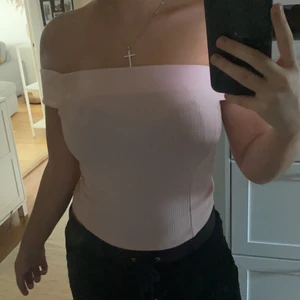 Söt rosa topp - En super söt rosa topp,köpt från bikbok för något år sedan, storlek xs, säljer den pga att jag inte andvänder den längre, andvänd ett få tal gånger, som ny, nypris minns jag tyvärr inte men mitt pris är 50kr💓 PS! Köparen står för frakten!💓