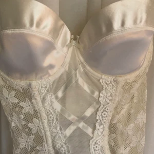 Korsett  - En gräddvit super fin korsett i storleken C75! Köparen står för frakten! 🤍✨