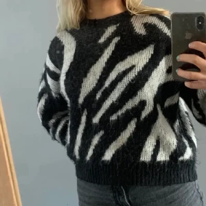 Stickad zebratröja - Stickad tröja med zebramönster. Köpt på Forever21 för ca 2 år sen. Supermjuk och skön, sticks inte alls!