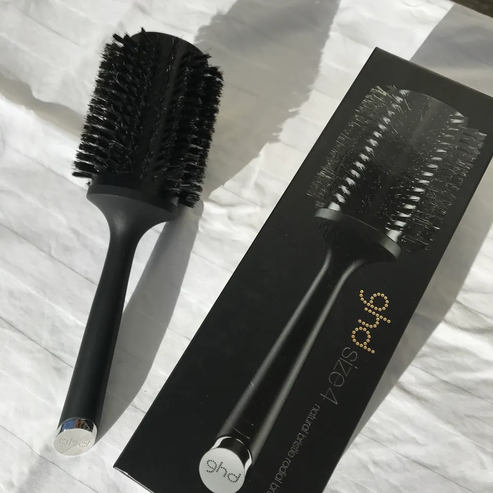 Säljer en knappt använd rundborste från GHD (Natural Bristle Radial Brush storlek 4). Jag har använt den för att stylea min gardinlugg och få volym i resten av håret. Passar bra för långt/ mellan långt hår. Jag skickar paketet gratis. Skriv om du har frågor. 💕. Accessoarer.