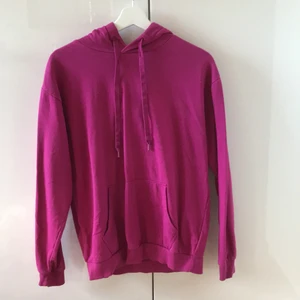 Lila Hoodie XS - Tänkte sälja alla mina hoodies då det inte är min stil längre 💓 | Denna hoodien är i färgen Lila, strl XS men passar även S och kanske M. Använt ca 2 ggr då jag kände att färgen inte passade min hudton. Tyget är lite tjockare då det är en nyare version. 