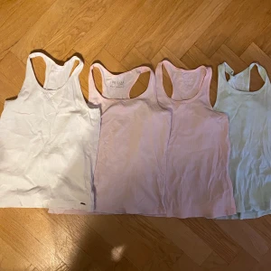 Zara linnen - Säljer 4 zaralinnen i olika pastellfärger. Priset är 180 för alla eller 50kr styck. De är stora i storleken Frakt tillkommer 