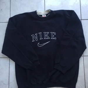 Oversized Svart Vintage Nike Jumper - SÅLD MEN LIKNANDE PÅ MIN PLICK!! Svart Vintage Jumper (bild lånad) säljes i mycket gott skick. Köptes från humana för ett år sedan och kommer nu inte till användning. Buda i kommentarerna, 20kr mellan varje bud <3