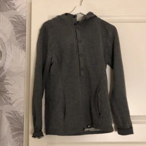En grå luvtröja  - En grå luvtröja med knappar. Storlek s för 30kr + frakt❤️❤️