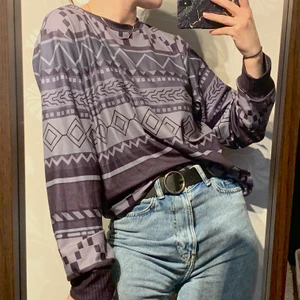 Mönstrad tröja långärmad  - Modellen är 172cm och väger 60kg. Först till kvarn gäller. Ingen budgivning sker på min profil.