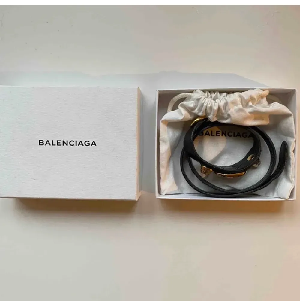 Säljer mitt älskade armband från balenciaga 🤍 storlek M i jättefint skick! Äkthetsbevis och låda medföljer 🤩. Accessoarer.
