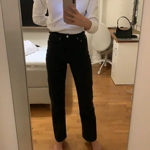 Weekday, Rowe extra high straight jeans  - Storlek 25/32. Säljer på grund av att de är lite för små för mig men annars bra skick. Är 172 cm lång. Svarta. 