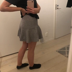 Kjol - Kjol ifrån Zara i jättemysigt material. En perfekt höst & vinterkjol 🤍 Köparen står för leverans. 🤍