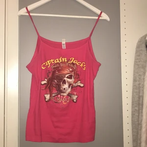 Märket Bella☺️Ett rosa CoOlT linne!! - Ett sjukt snyggt linne från Bella😽Använt ett antal gånger med inget som syns🥰