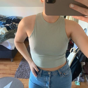 Topp - Denna är köpt från Nelly och endast använts fåtal gånger. Det är en missfärgning på högra axeln men ytterst liten. 