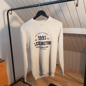 Lexington pullover - Stickad lexington pullover i storlek M, helt fläckfri och i fint skick! Är lite osäker på priset så kom med bud.