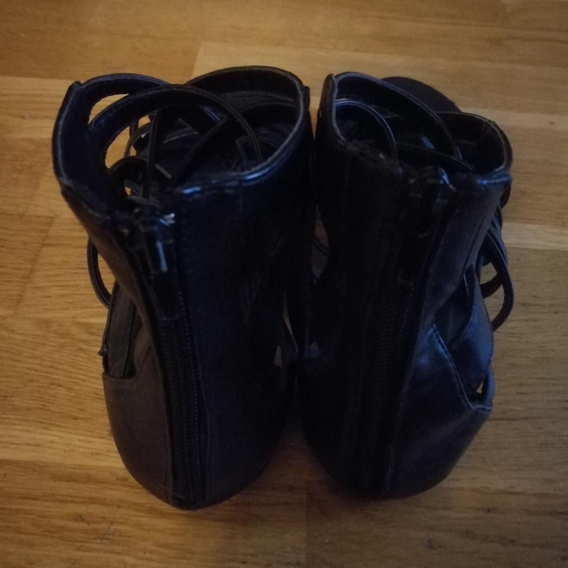 Svarta "rem"-skor (strl 39) - 91