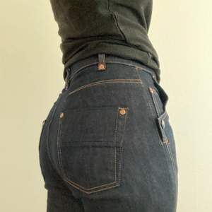 Säljer dessa jeans ifrån Filippa K i nyskick! 🙌💕(Endast testade). ✨Superfin passform🙌. (Sista bilden är mer sanningsenlig till färgen på byxorna) ljuset blev konstigt på det två första bilderna.💕 storleken på byxorna passar mig som i vanliga fall är en 34/36💕