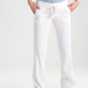 Roxy linnebyxor  - Säljer dessa linnebyxor i storleken m från Roxy , de passar även mindre stolekar eftersom byxorna har ett snöre som går att dra till. De är slutsålda på hemsidan och har inte använt mina särkilt mycket ! det finns en budgivningen om man har intresse av att köpa dem. Lånade bilder men har egna bilder också 💗