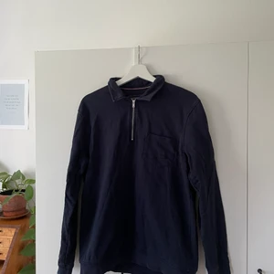 Tröja från Dressman i storlek M - Härlig mörkblå tröja från Dressman i storlek M! Fint skick, inget att anmärka på! 🌱🥰 Frakten ingår i priset!