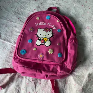 Hello Kitty ryggsäck med två fack som rymer en skoldator och mer.                                                                                          Köparen betalar för frakten 💕.                            