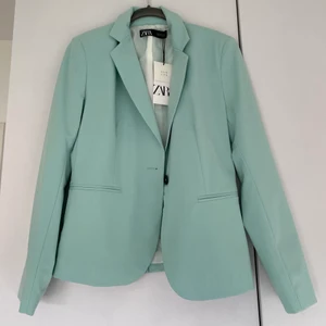 Kavaj  - Häftig turkos liknade kavaj från zara med prislapp kvar, storlek 38 men passar både 34/36 beroende på hur oversize man vill ha den! Köpt för 399kr men säljs för 200kr plus frakt! 