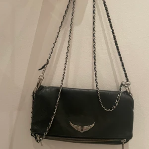 Zadig & Voltaire ”rock zipped clutch” - Nypris 3700kr. Fint skick förutom en liten ”slitning” på ena axelremmen. (Köpare står för frakt)✨
