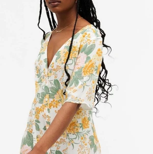 Retro skater dress - Använt 1 gång                                                               A lightweight short-sleeved dress with a flowy feel, featuring a V-neck and lovely buttons in the front.   Mini length Regular fit Skater style Button front In a size S the chest width is 99 cm and the length is 89 cm.