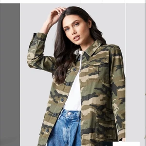 Grön militärjacka, NAKD - Säljer min militärgröna jacka från nakd, köpt får något år sen. Fint skick