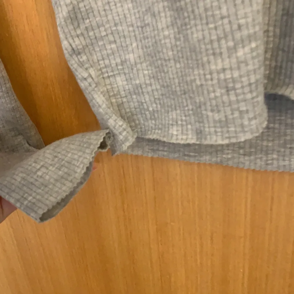 Skön och enkel grå tröja ifrån GinaTricot, andvänd fåtal gånger. Köparen står för frakt . Tröjor & Koftor.