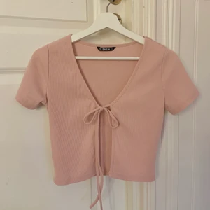 Dammrosa kofta - Rosa slutsåld kofta från shein som är använd ca 1-2 gånger. Den är i väldigt fint skick och är i storlek XS:) köparen står för frakten💞