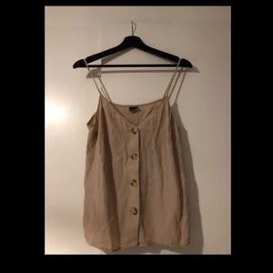 Linne storlek 40 - Linne från Gina Tricot i storlek 40. Använt skick. 