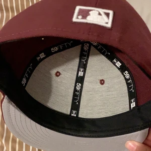 59fifty keps - En Seattle Mariners keps i storlek 7 1/2. Just den här kepsen går inte att hitta någonstans längre och den har en grå underbrim. Helt oanvänd