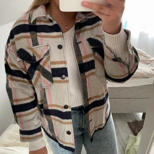 Jacka - Rutig jacka från Zara ❤️‍🔥 storleken passar både mindre och större beroende på om du vill ha den oversized eller tight.