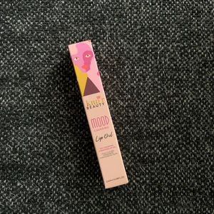 Läppolja som ändrar färg - Läppolja som ändrar färg av värmen från dina läppar.